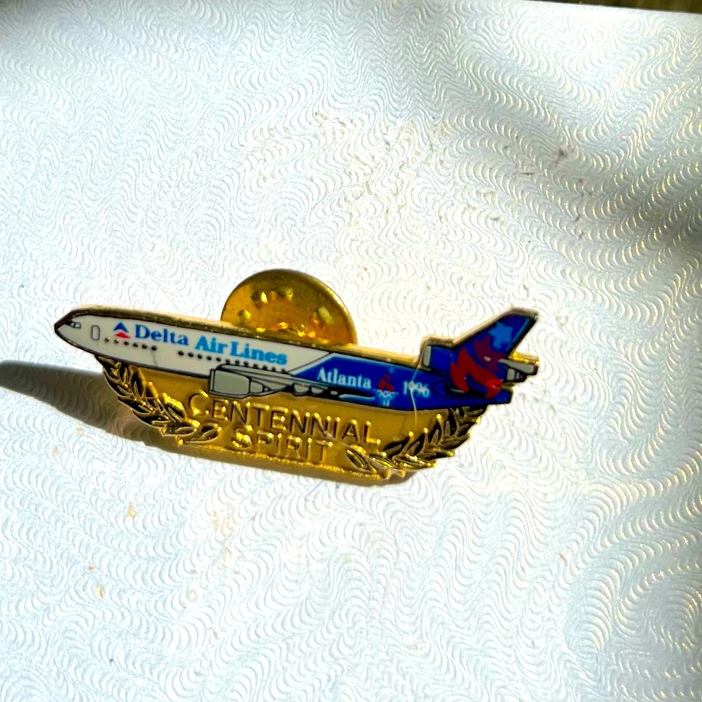 Delta Airlines Centennial Spirit Atlanta 1996 Olympics lapel tac pin.